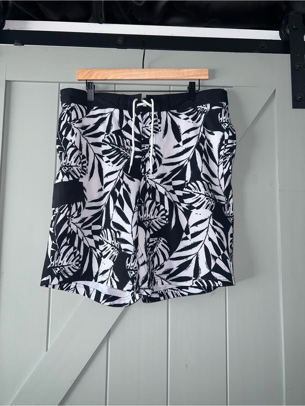Men's Black & White Leaf-Print Swim Board Shorts with Drawstring XL